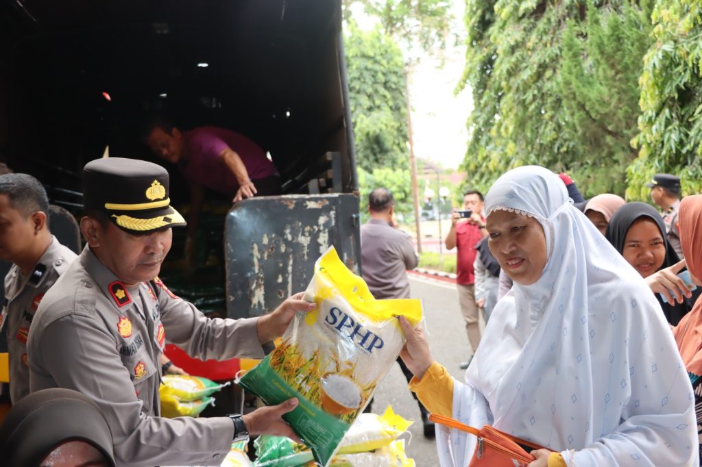 Warga Padati Kegiatan Gerakan Pangan Murah Polres Maros