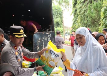Warga Padati Kegiatan Gerakan Pangan Murah Polres Maros