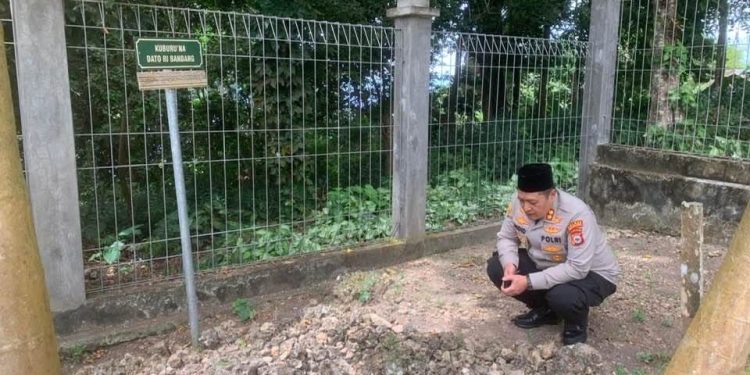 Kapolres Selayar Sholat Jumat di Masjid Tua Gantarang Sekaligus Ziarah ke Makam