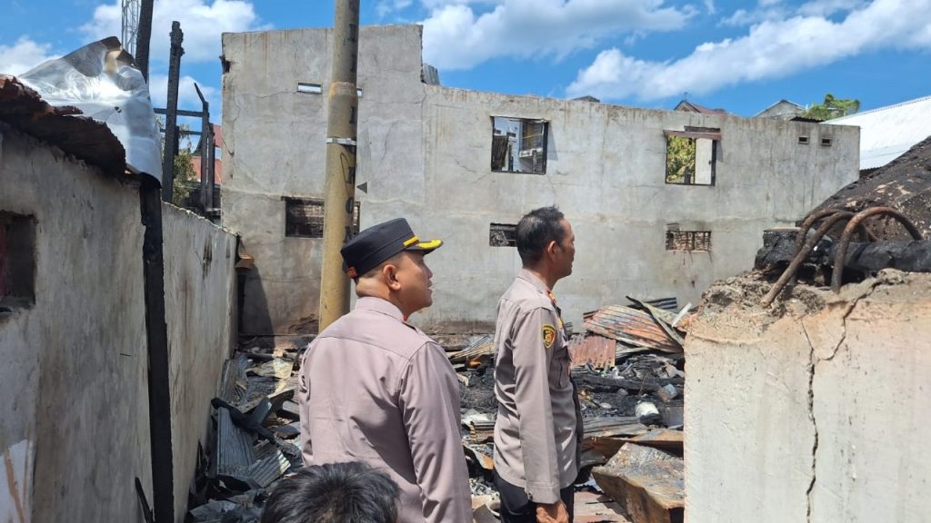 Kapolres Parepare Kunjungi Korban Kebakaran di Menara, Sampaikan Dukacita