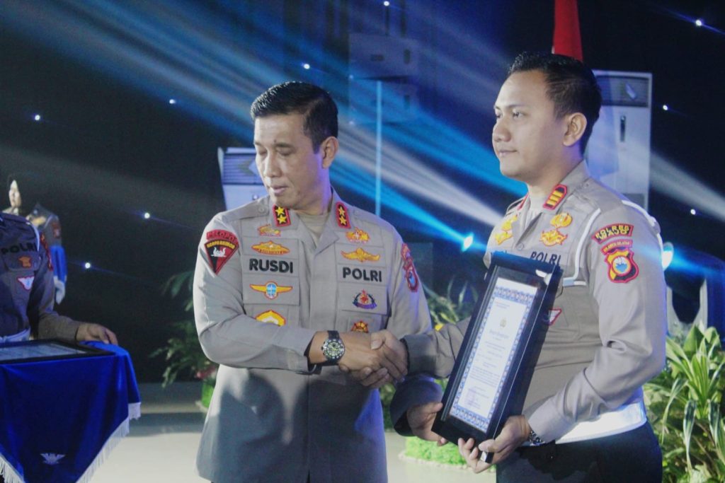 Berhasil Ungkap Kasus Narkoba, Kasat Lantas Polres Wajo Raih Penghargaan