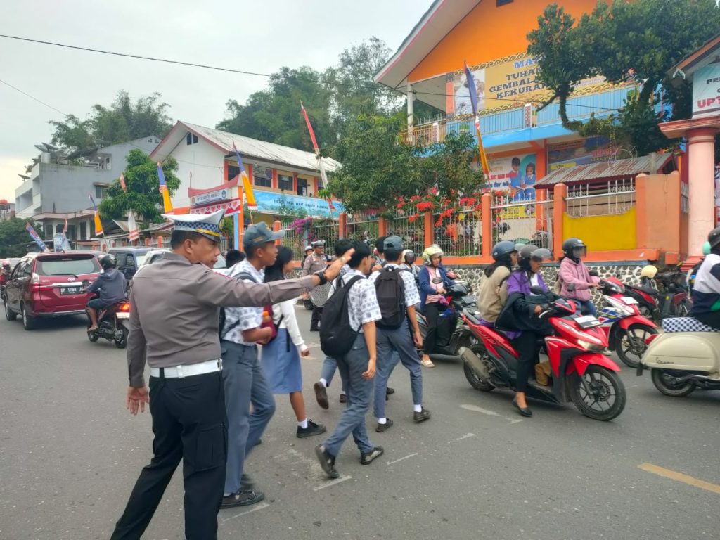 Satlantas Polres Tana Toraja Laksanakan Pengaturan Pagi Demi Kelancaran Arus Lalu Lintas