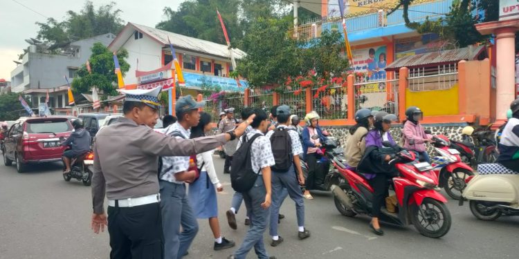 Satlantas Polres Tana Toraja Laksanakan Pengaturan Pagi Demi Kelancaran Arus Lalu Lintas