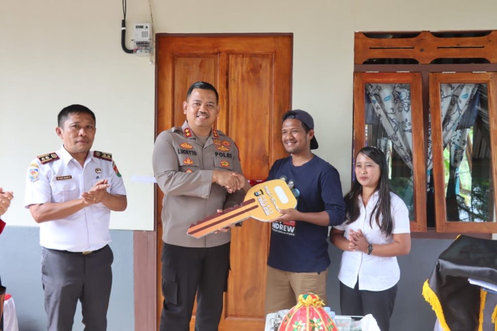 Bentuk Bakti Polri Kepada Masyarakat, Kapolres Toraja Utara Resmikan Bedah Rumah Warga Panga’