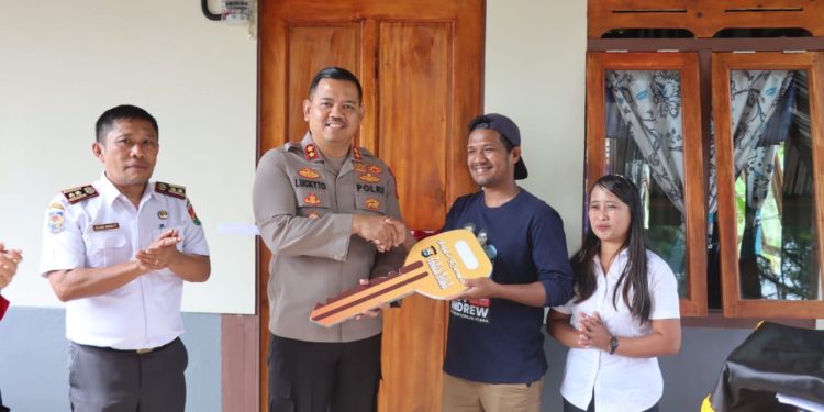 Bentuk Bakti Polri Kepada Masyarakat, Kapolres Toraja Utara Resmikan Bedah Rumah Warga Panga’