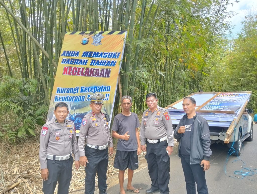 Cegah Kecelakaan, Satlantas Polres Maros Tebar Spanduk Keselamatan di Titik Rawan