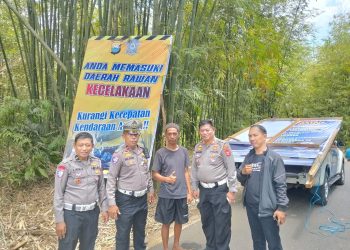 Cegah Kecelakaan, Satlantas Polres Maros Tebar Spanduk Keselamatan di Titik Rawan