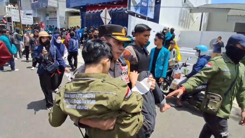 Waka Polres Parepare Bopong Mahasiswa Yang Pingsan Saat Demo