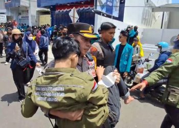 Waka Polres Parepare Bopong Mahasiswa Yang Pingsan Saat Demo