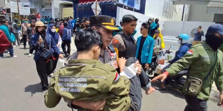 Waka Polres Parepare Bopong Mahasiswa Yang Pingsan Saat Demo