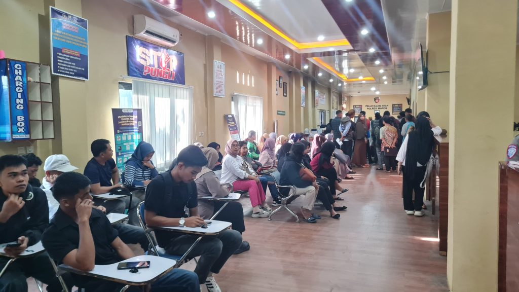 Gedung Pelayanan Polres Maros Dipadati Pemohon SKCK Sejak Dini Hari, Polres Maros Pastikan Semua Terlayani