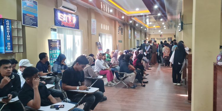 Gedung Pelayanan Polres Maros Dipadati Pemohon SKCK Sejak Dini Hari, Polres Maros Pastikan Semua Terlayani