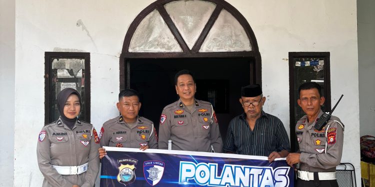 Satlantas Polres Maros Anjangsana ke Kediaman Purnawirawan Dalam Rangka HUT Lalu Lintas
