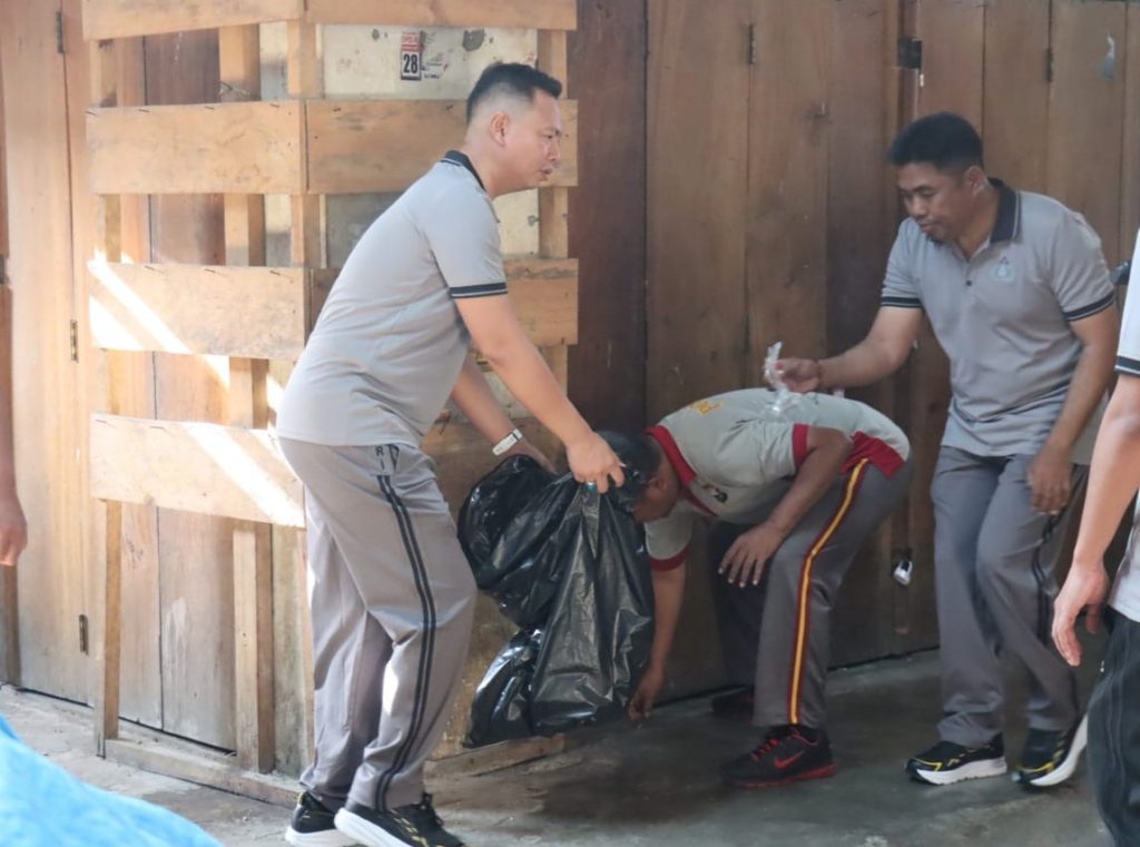 Kapolres Tana Toraja Pimpin Aksi Kerja Bakti di Pasar Makale