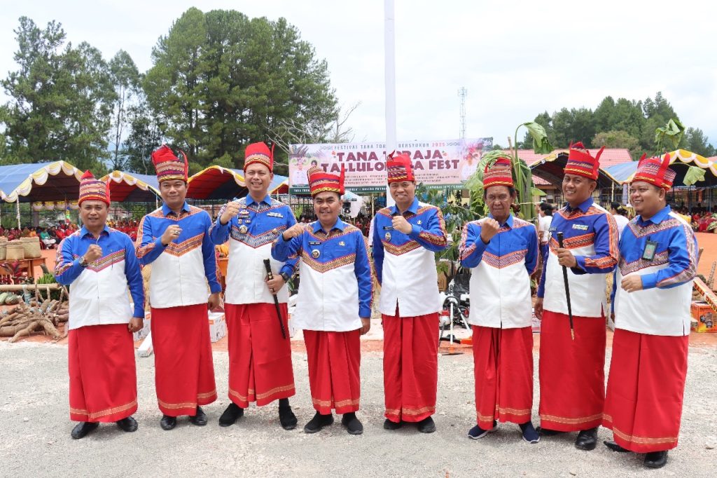 Kapolres Tator Hadiri Puncak Peringatan HUT Toraja ke-778 dan HUT Kabupaten Tana Toraja Ke-68