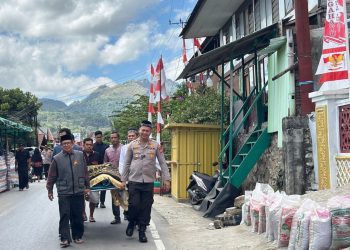 Kapolres Tana Toraja Tunjukkan Kepedulian dengan Pikul Keranda Jenazah Warga