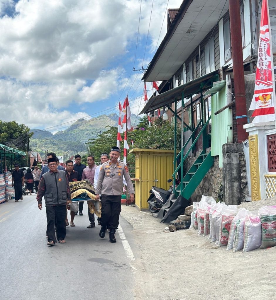 Kapolres Tana Toraja Tunjukkan Kepedulian dengan Pikul Keranda Jenazah Warga