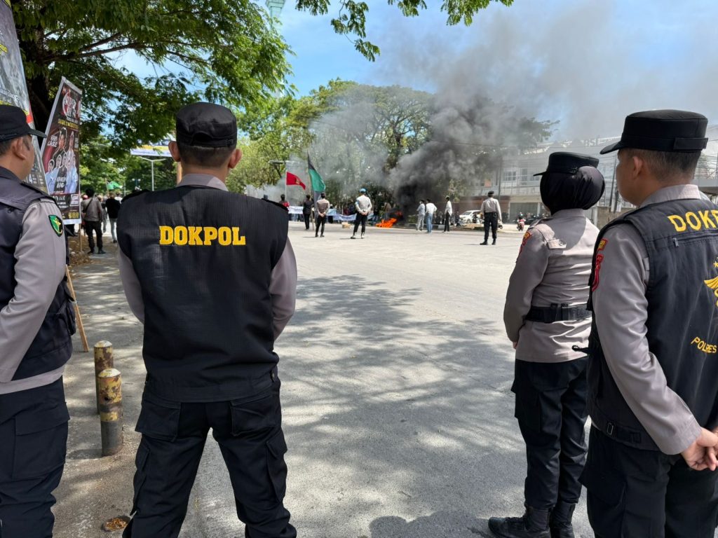 Polres Maros Siagakan Tim Kedokteran Pada Unjuk Rasa Aliansi Buruh dan Mahasiswa