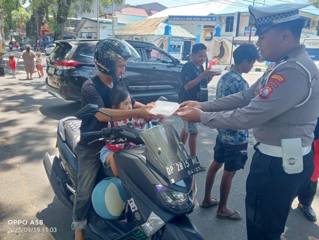 Personel Sat Lantas Polres Parepare Gelar Jumat Berkah