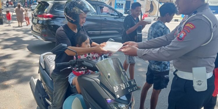 Personel Sat Lantas Polres Parepare Gelar Jumat Berkah