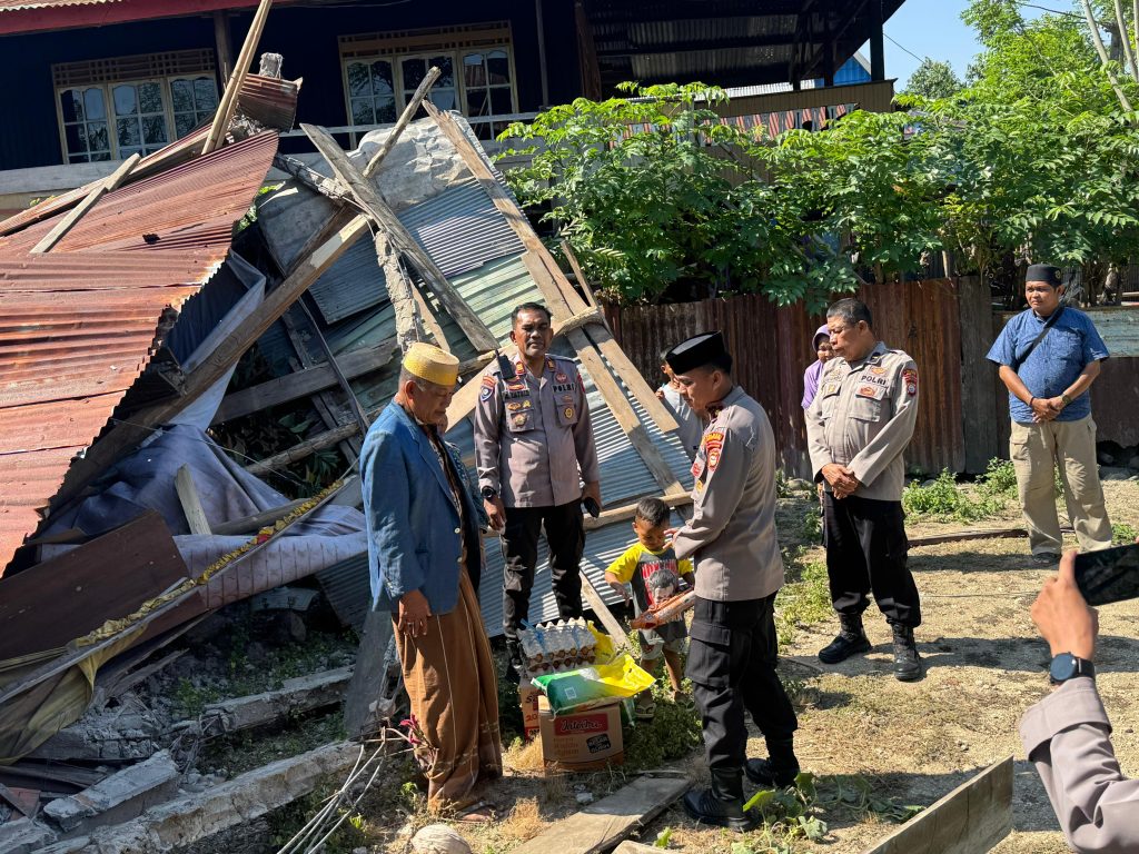 Wakapolres Jeneponto Beri Bantuan ke Korban Bencana Angin Kencang