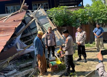 Wakapolres Jeneponto Beri Bantuan ke Korban Bencana Angin Kencang