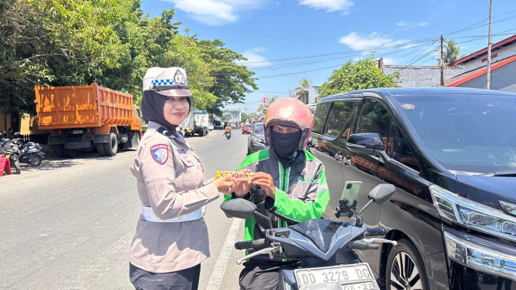 Satlantas Polres Maros Bagikan Coklat kepada Pengendara Tertib Berlalu Lintas
