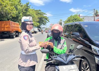 Satlantas Polres Maros Bagikan Coklat kepada Pengendara Tertib Berlalu Lintas