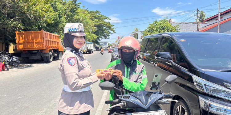 Satlantas Polres Maros Bagikan Coklat kepada Pengendara Tertib Berlalu Lintas