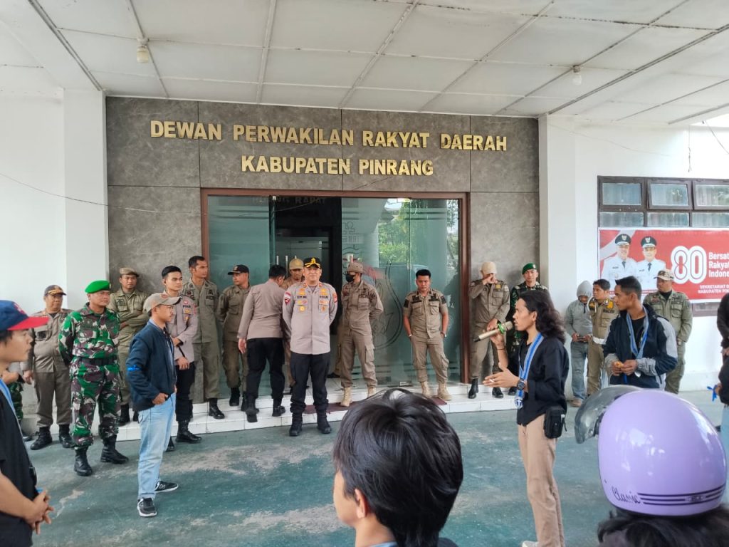 Kapolres Pinrang Pimpin Pengamanan Aksi Damai GMKI di Kantor DPRD 