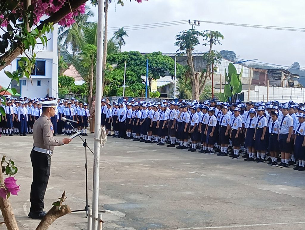 Melalui Police Go To School, Personel Satlantas Polres Tana Toraja Edukasi Pelajar SMPN 1 Makale