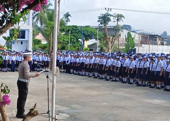 Melalui Police Go To School, Personel Satlantas Polres Tana Toraja Edukasi Pelajar SMPN 1 Makale