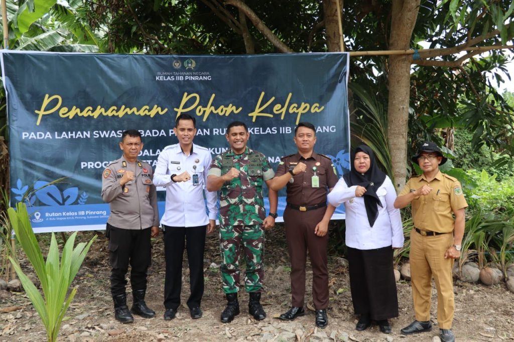 Polres Pinrang Dukung Penanaman Pohon Kelapa Serentak di Rutan Kelas IIB