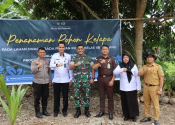 Polres Pinrang Dukung Penanaman Pohon Kelapa Serentak di Rutan Kelas IIB