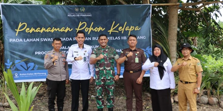 Polres Pinrang Dukung Penanaman Pohon Kelapa Serentak di Rutan Kelas IIB