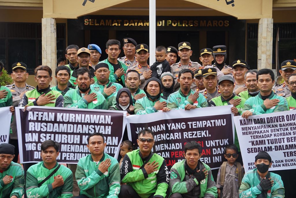 Ratusan Komunitas Ojol Silaturahmi dengan Kapolres Maros, Sampaikan Solidaritas Untuk Affan Kurniawan