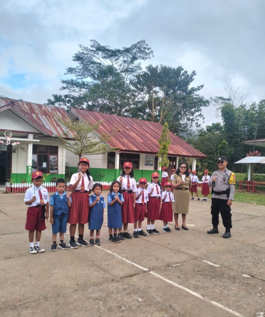 Bhabinkamtibmas Polsek Sangalla Polres Tator Jadi Irup di SDN 3 Sangalla Selatan