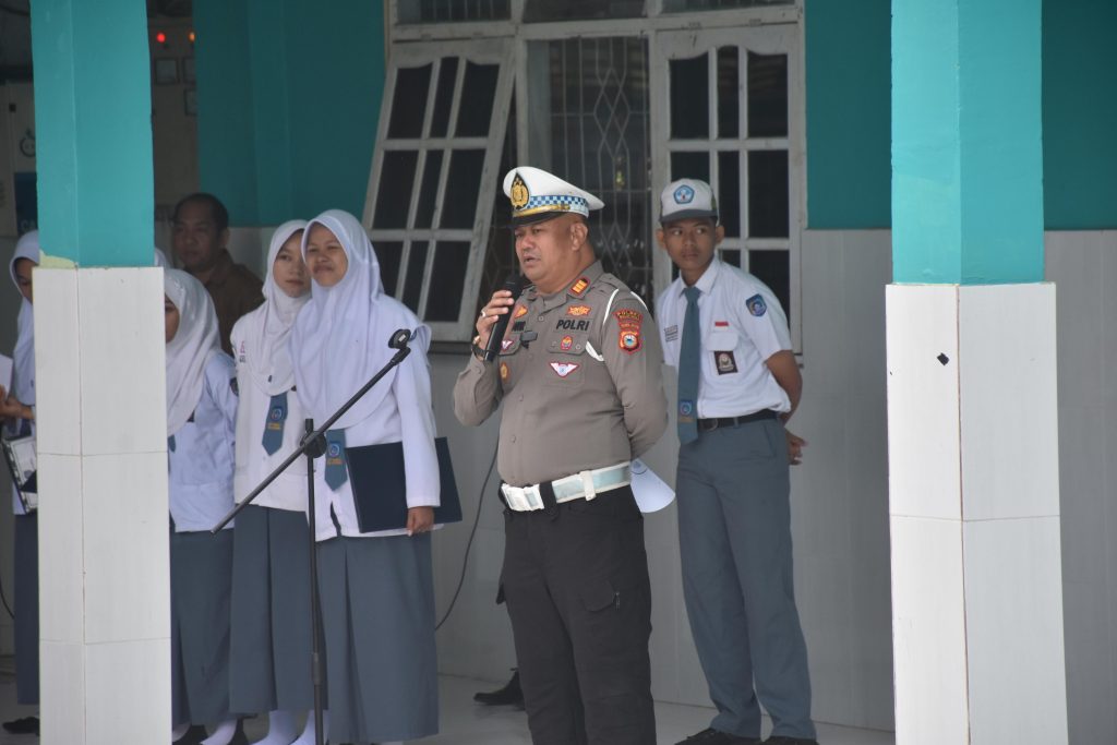 Jadi Irup di SMKN 1, Kasat Lantas Polres Bulukumba Beri Edukasi Keselamatan ke Pelajar