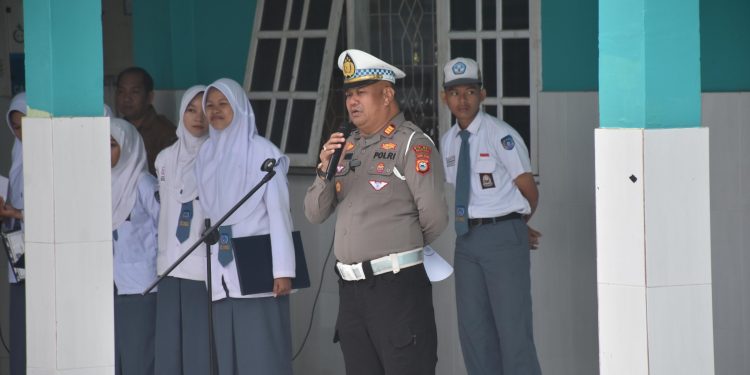 Jadi Irup di SMKN 1, Kasat Lantas Polres Bulukumba Beri Edukasi Keselamatan ke Pelajar