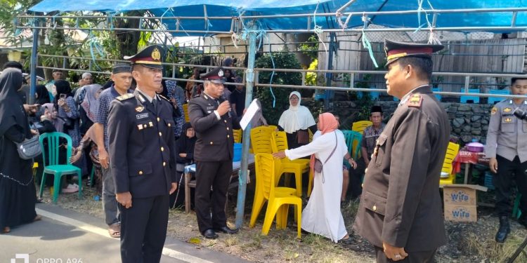 Personel Polres Pinrang Laksanakan Upacara Persemayaman Jenazah Purn AKP Turisno