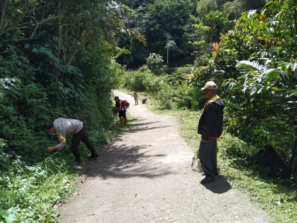 Bhabinkamtibmas Polsek Saluputti Bersama Warga Gotong Royong Jaga Kebersihan Lingkungan