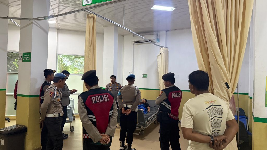 Wakapolres Palopo Jenguk Personel yang Alami Kecelakaan Tunggal