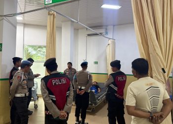 Wakapolres Palopo Jenguk Personel yang Alami Kecelakaan Tunggal