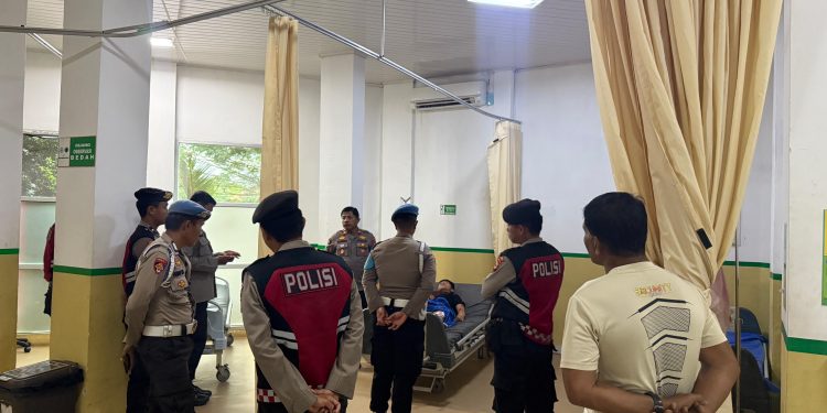 Wakapolres Palopo Jenguk Personel yang Alami Kecelakaan Tunggal