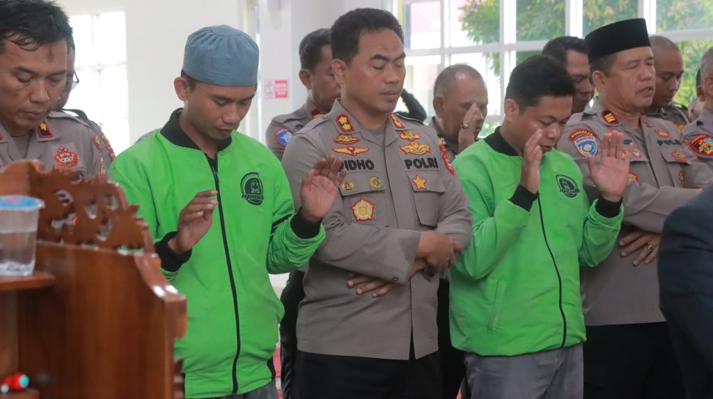 Polres Wajo bersama Komunitas Ojol dan PMII Gelar Sholat Gaib Untuk Alm Affan Kurniawan