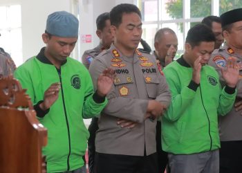 Polres Wajo bersama Komunitas Ojol dan PMII Gelar Sholat Gaib Untuk Alm Affan Kurniawan