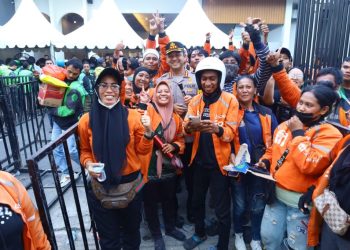 Kapolrestabes Makassar Turun Langsung Pantau Pembagian Sembako Untuk 500 Ojol