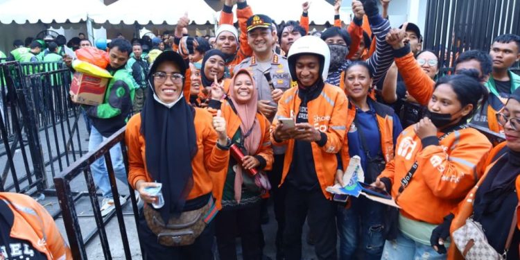 Kapolrestabes Makassar Turun Langsung Pantau Pembagian Sembako Untuk 500 Ojol