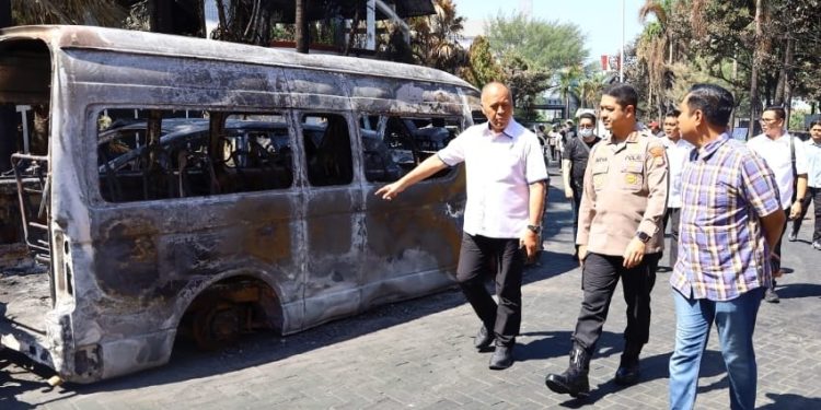 Kapolrestabes Makassar Dampingi Tim Itwasum Polri Cek Lokasi Kebakaran Gedung DPRD