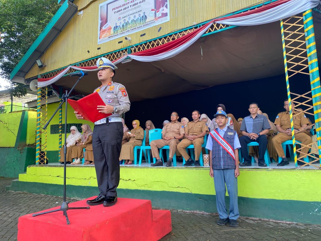 Pimpin Upacara di SMAN 7, Kasat Lantas Polres Wajo Beri Cendera Mata ke Pelajar